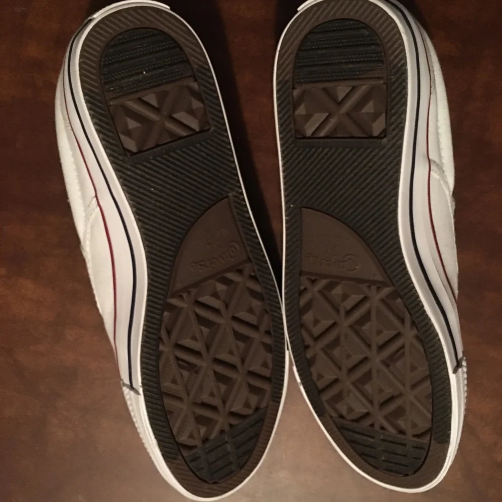 Host pick! 🎉🎉Converse NWT white sneakers Host Pick - Picture 3 of 5